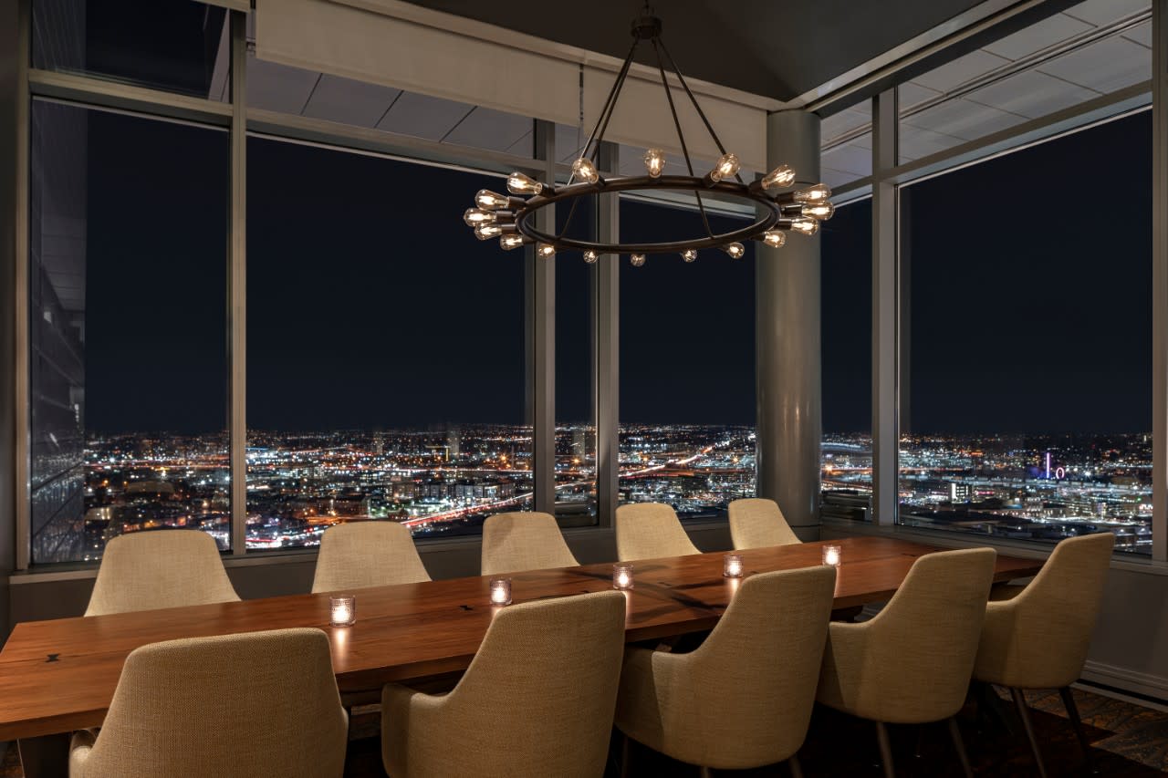 Peaks Lounge At Hyatt Regency Ccc