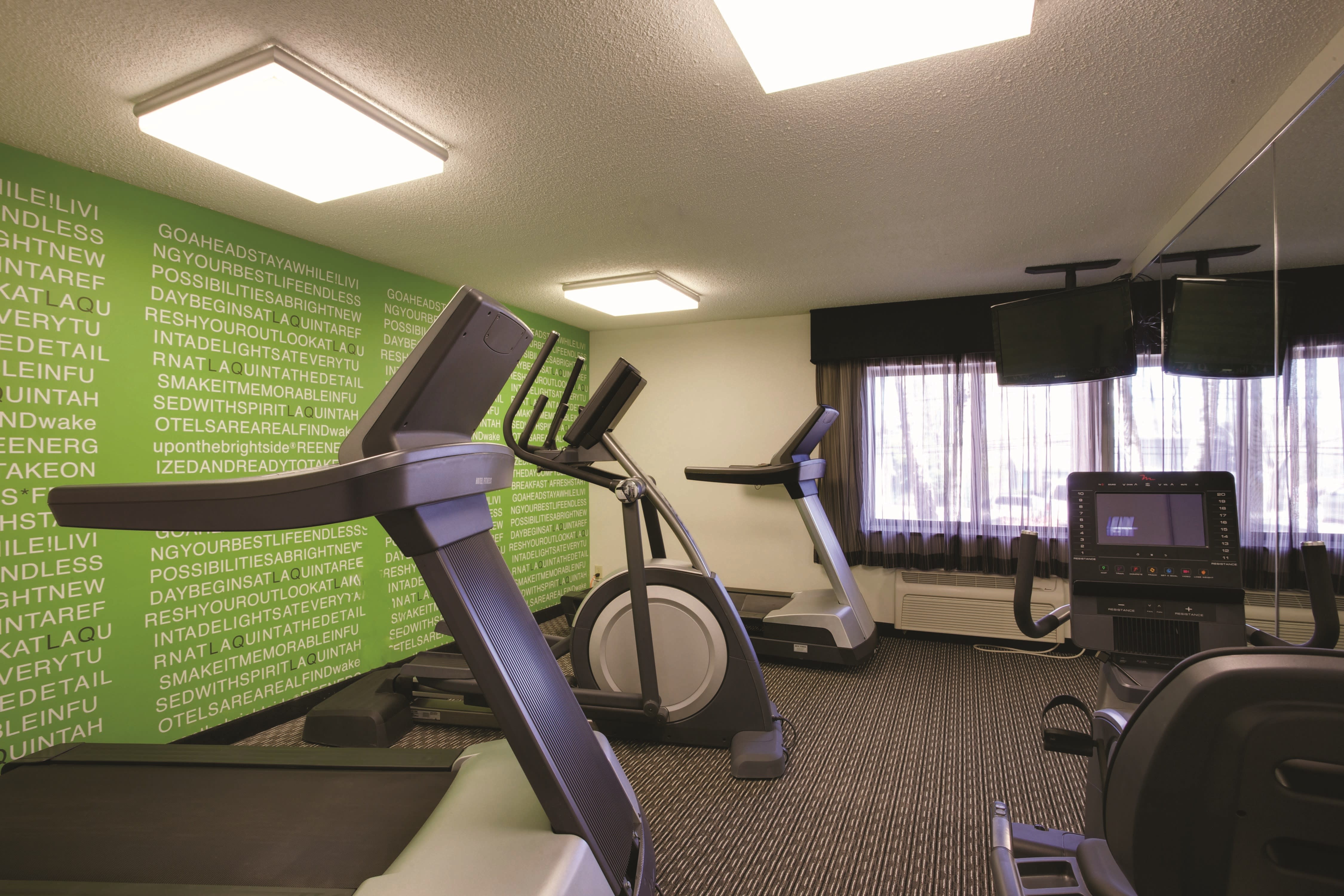 La Quinta Inn Suites Harrisburg Airport Hershey - 