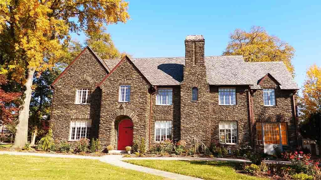 The Manor On Front Bed And Breakfast