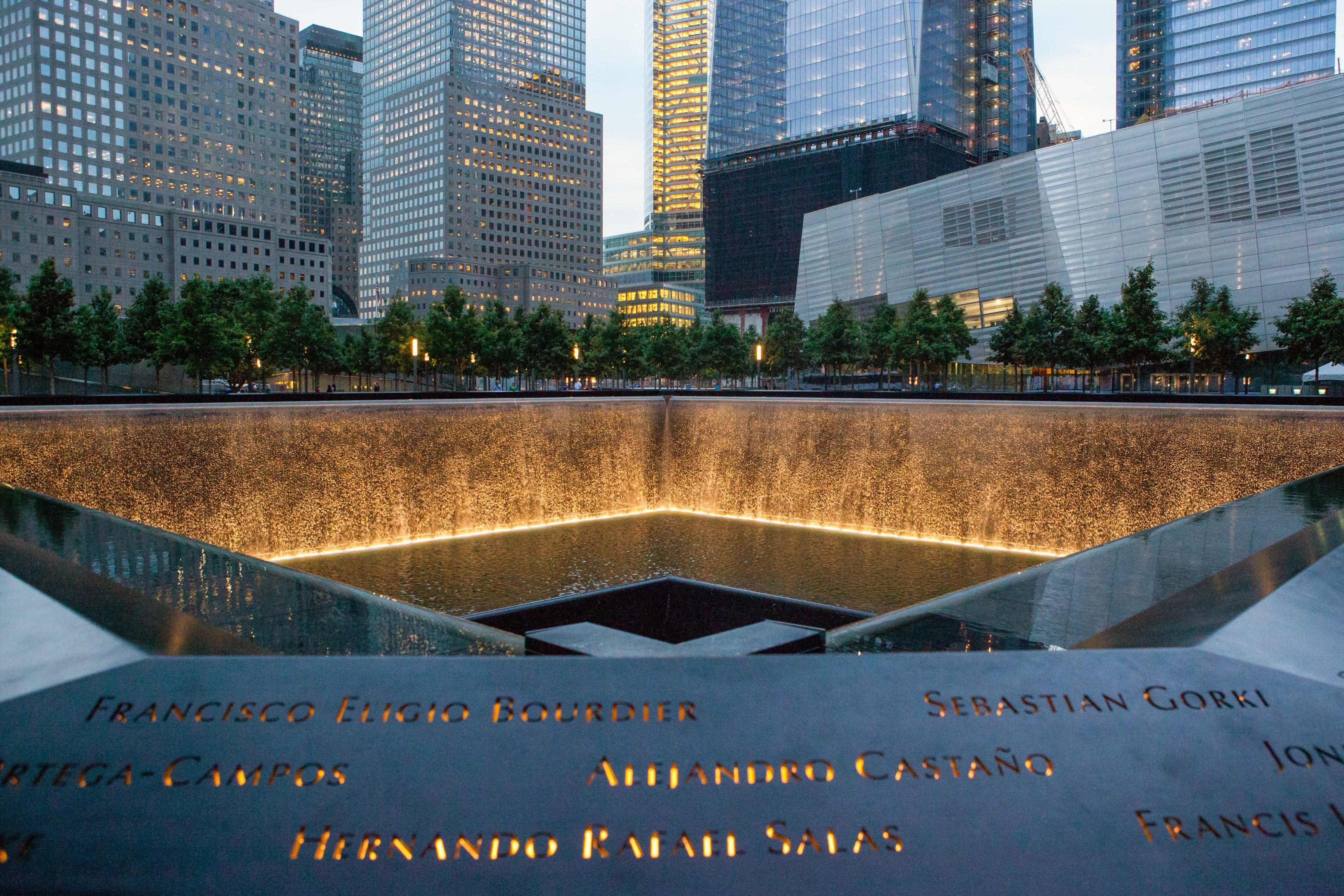 Память 9 11. Национальный мемориал и музей 11 сентября Нью-Йорк. Мемориал башни Близнецы в Нью-Йорке. Мемориал 911 в Нью-Йорке. Мемориальный комплекс 11 сентября в Нью-Йорке.