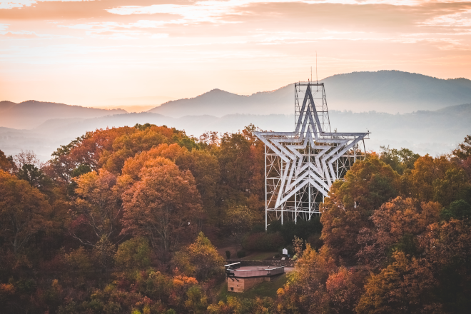 https://assets.simpleviewinc.com/simpleview/image/upload/c_fill%2Ch_440%2Cq_75%2Cw_660/v1/clients/roanoke/Roanoke_Star_fall_color_scaled_05cac99b-b6e1-4084-b3dc-d6e75f8777c4.png