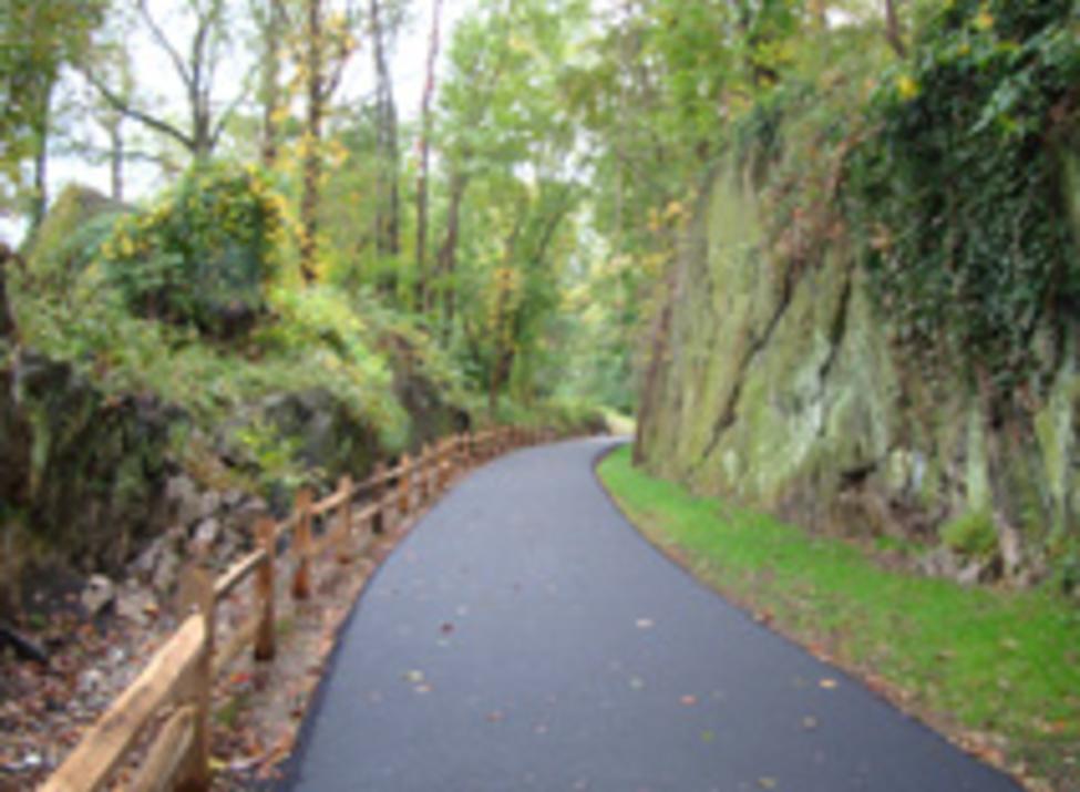 https://assets.simpleviewinc.com/simpleview/image/upload/c_fill%2Ch_715%2Cq_75%2Cw_975/v1/crm/westchesterny/south-county-trailway-66c105ca5056a36_66c10695-5056-a36a-070c3236828a464a.jpg