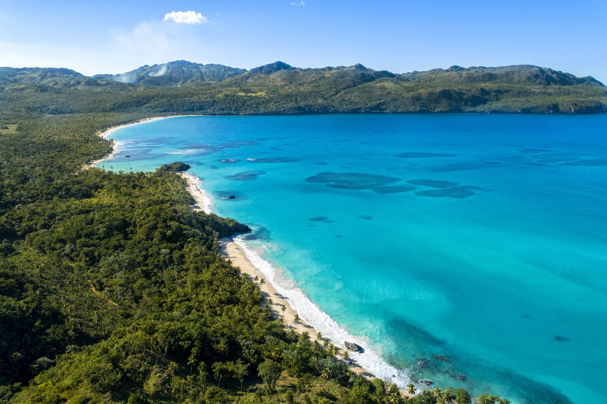 Vista panorámica de Playa Rincón, Samaná, con agua turquesa, arena blanca y colinas verdes