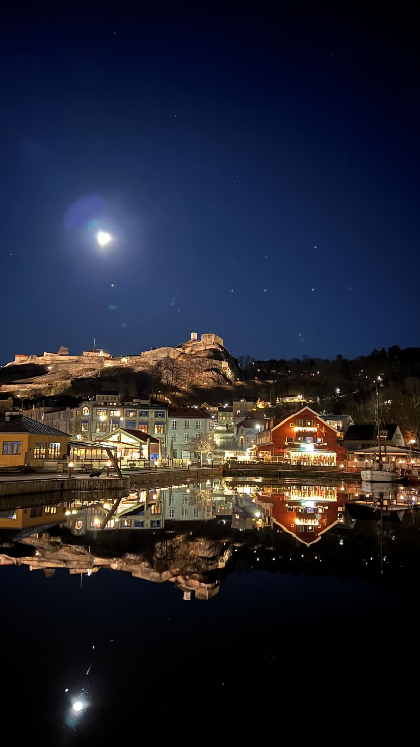 Bare oss to - i Halden, image size:824x1464