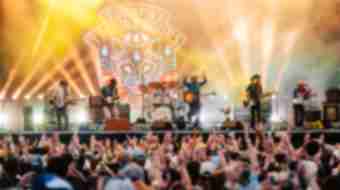 Live music crowd with Turnpike Troubadours