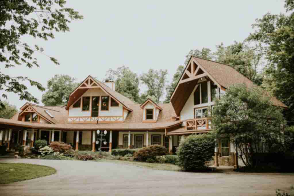 Beautiful Lizton Lodge (Via Jennifer Krampitz Photography).