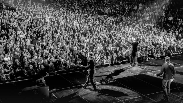 Crowd Bryan Adams