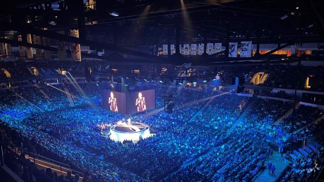 Sebastian Maniscalco crowd from suite level