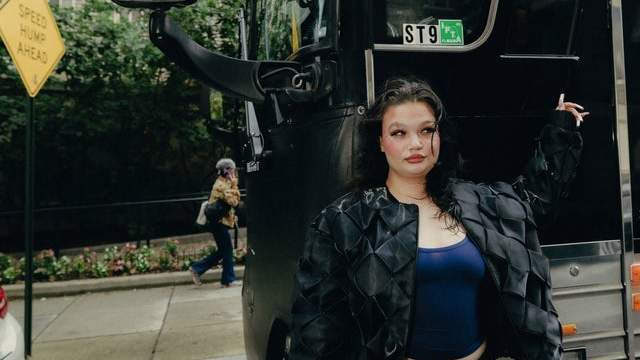 LOLA YOUNG - Everything Begins