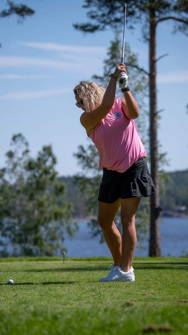 Kvinne som spiller golf i Sarpsborg. Foto.