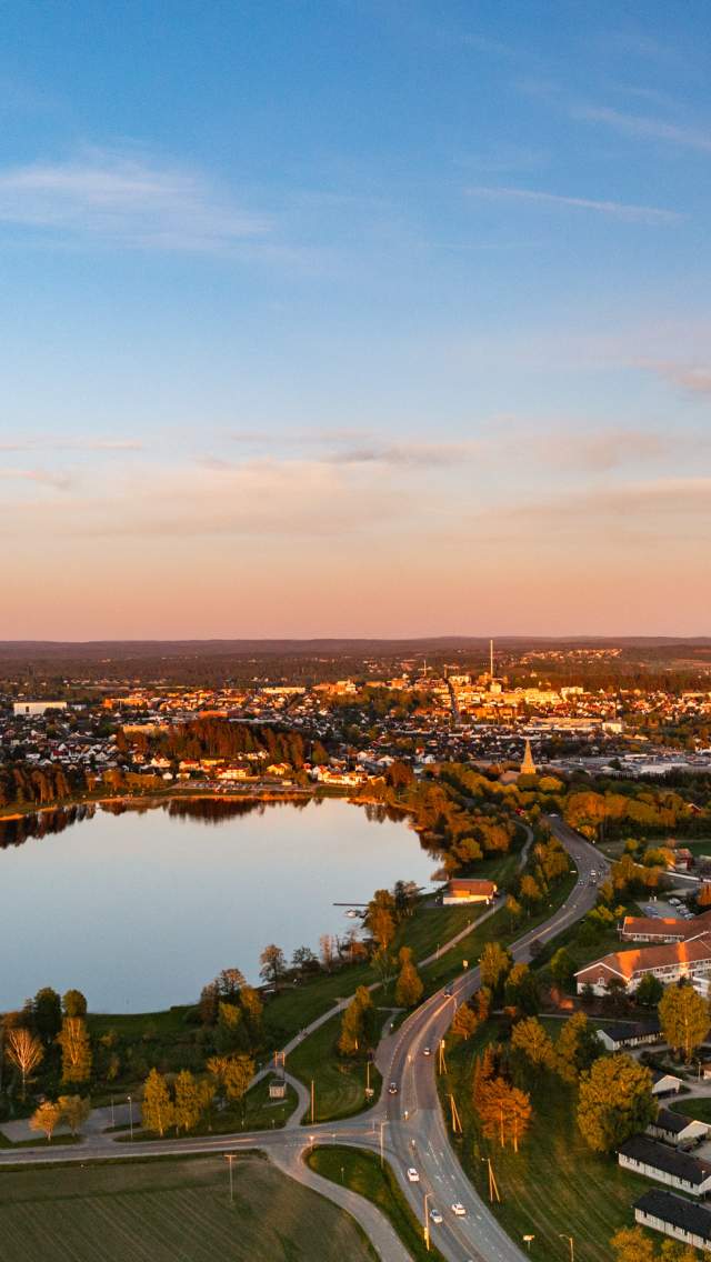 Overblikksbilde av Sarpsborg en høstettermiddag.