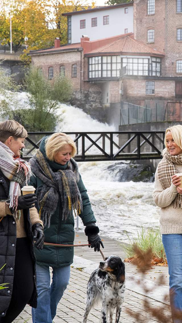 Damer på tur en høstdag på Verket i Moss