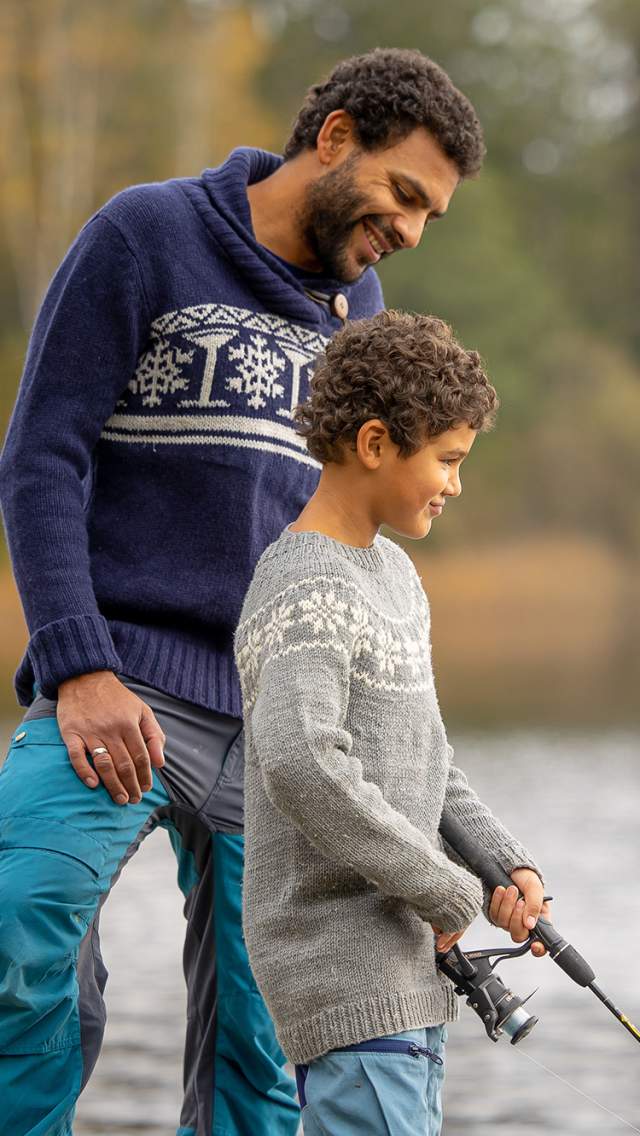 Mann og gutt som fisker ved et vann