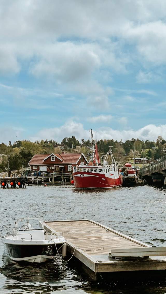 Båter som ligger på hver sin side av et sund i skjærgården i Sarpsborg. Foto.