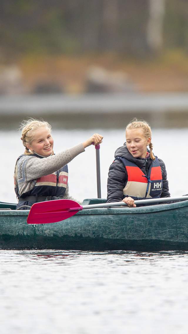 To jenter som padler kano i Børtevann i Sarpsborg, i Østfold.