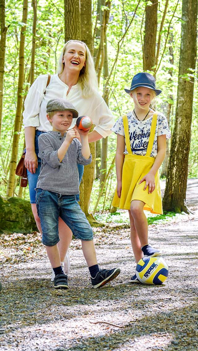 Familie på gåtur i Albyskogen en sommerdag i Moss