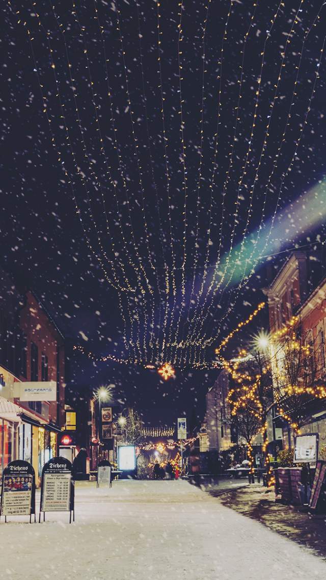 Restaurantkvartalet i Sarpsborg før jul, men julelys og snø i luften. Foto.