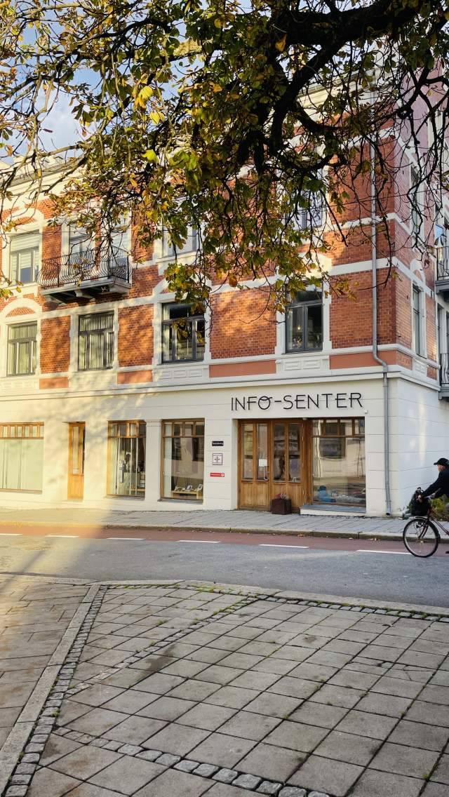 Fasaden og utsiden av kontorene til isarpsborg i Sarpsborg sentrum.