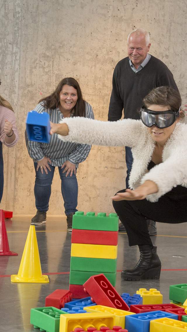 Teambuilding på arbeidsplassen med mega LEGO-klosser