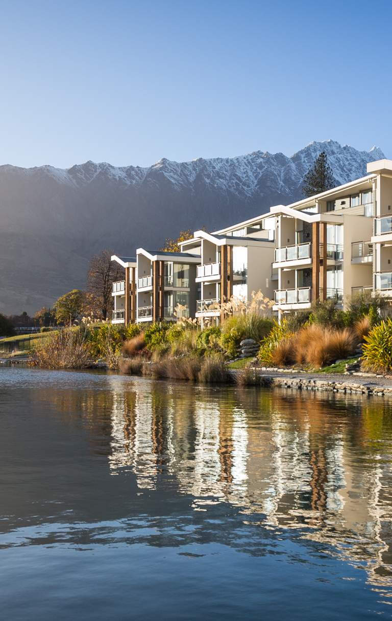 42 fully-serviced Lakeside Residences sit on the shores of Lake Wakatipu
