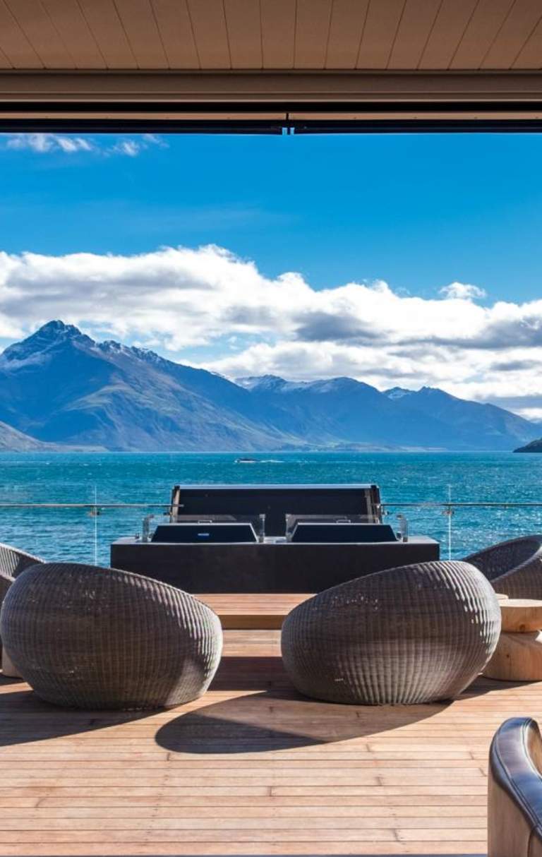 The Penthouse suite by Eichardts. Stunning view over Lake Wakatipu