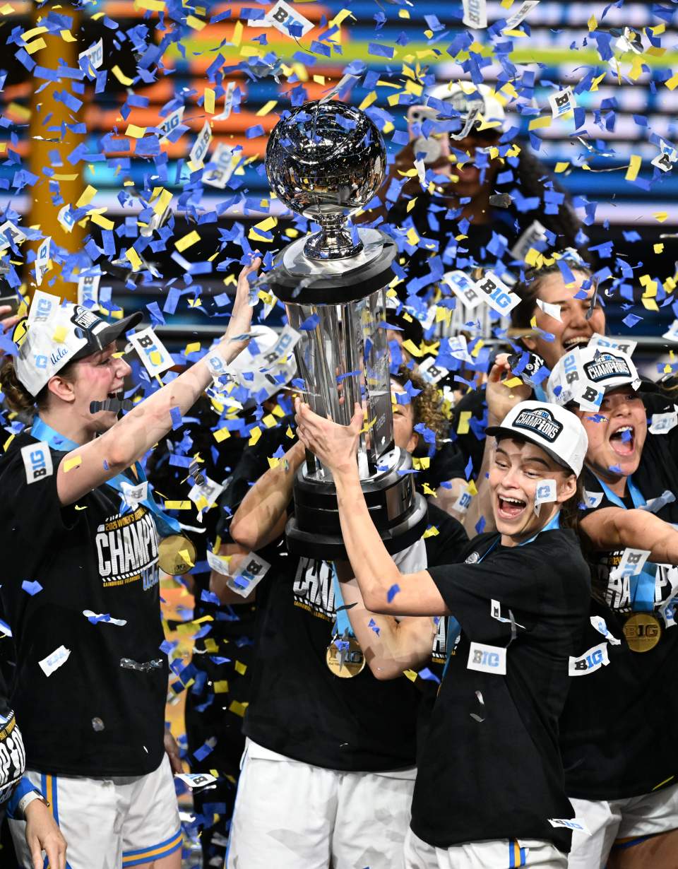26_B1GWBB_Celebration