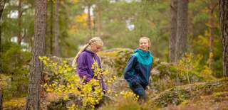 To jenter på fottur  eller vandretur i skogen i ved Børtevann i Østfold.