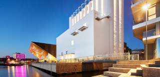 kunstsilo sett fra sjøsiden