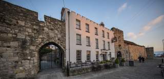 Stay at the Pig in the Wall in Old Town Southampton