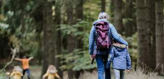 Familie som går tur i skogen