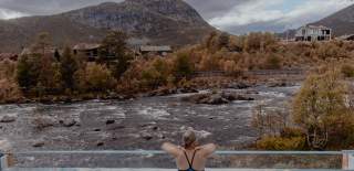 Kvinne ser utover utsikten fra Hovden Fjellbad