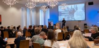 Mann holder foredrag