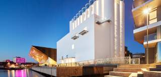 kunstsilo sett fra sjøsiden