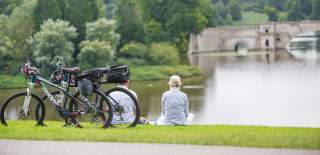 A couple take a break from their cycle route and enjoy lake view at Blenheim Palace