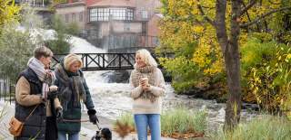 Damer på tur en høstdag på Verket i Moss