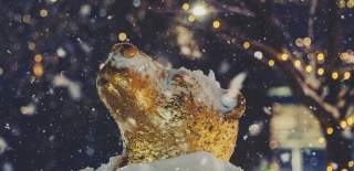 Nærbilde av en snødekt skulptur i gågata i Sarpsborg.