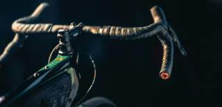 Photograph showing a bicycle with dropped, racing-style handlebars