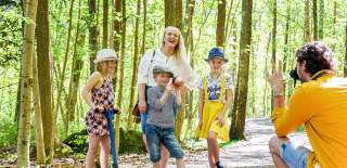 Familie på gåtur i Albyskogen en sommerdag i Moss