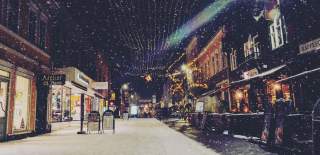 Restaurantkvartalet i Sarpsborg før jul, men julelys og snø i luften. Foto.