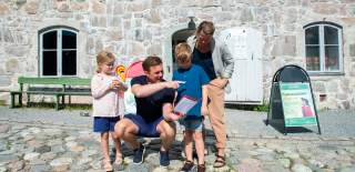 Familie på guidet tur på Fredriksten festning i Halden.