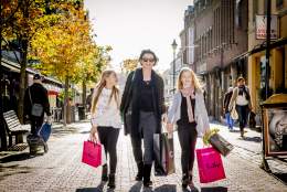 Mor og døtre på shopping i Hønefoss