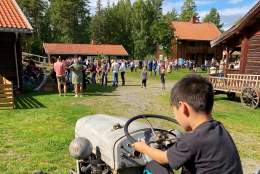 Gutt på traktor - Barnas dag på Odalstunet