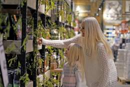 Mother and daughter shopping at Hadeland Glassverk