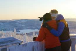 Ungt par ser på utsikten fra Lushaugtårnet på Lygna