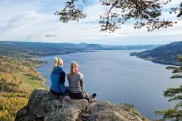 To jenter på høsttur til Høkleberget ved Randsfjorden