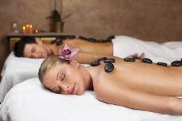 Avslappende behandling med varme steiner på Otium Spa Gjøvik
