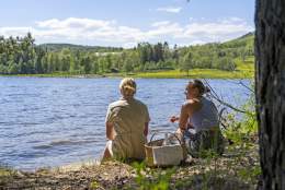 På piknik ved vannkanten nær Nerlien gård