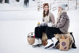 På skøyter i Ringsaker - Pause med varmt drikke
