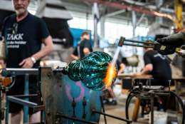 Glassblåsere i action på Hadeland Glassverk