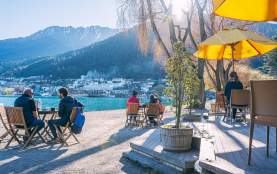 Lakeside dining out the front of The Bathhouse Café & Restaurant